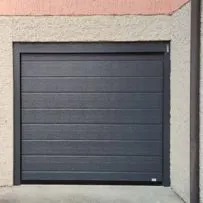Porta sezionale per garage Serrmetall, modello Bidoga goffrato su misura ral 7016