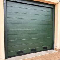 Porta sezionale per garage Serrmetall, modello Bidoga goffrato su misura ral 6009