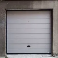 Porta sezionale per garage Serrmetall, modello Bidoga goffrato su misura ral 9006