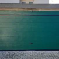 Porta sezionale per garage Serrmetall, modello Bidoga goffrato su misura ral 6005