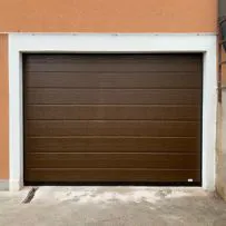 Porta sezionale per garage Serrmetall, modello Bidoga goffrato su misura ral 8014