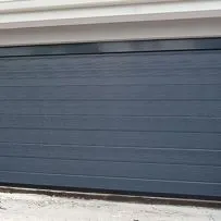 Porta sezionale per garage Serrmetall, modello Bidoga goffrato su misura ral 7016