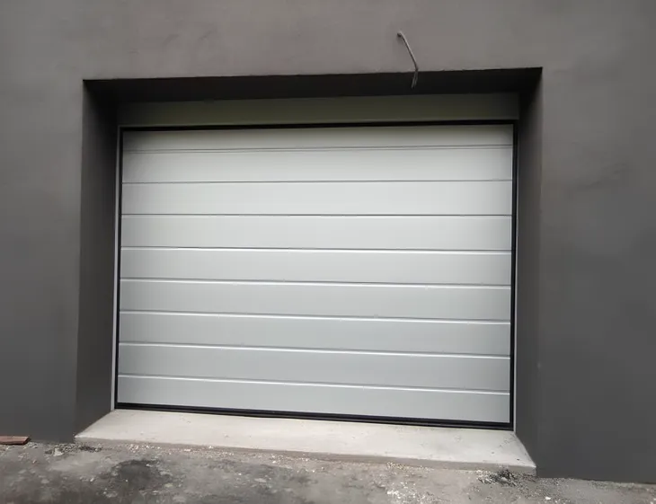 Porte sezionali bidoga finitura liscia