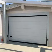Porta sezionale Serrmetall modello Bidoga con pannelli a finitura liscia ral 7035
