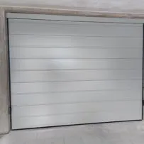 Porta sezionale Serrmetall modello Bidoga con pannelli a finitura liscia ral 9006