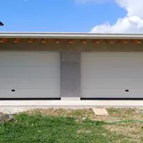 Porta sezionale Serrmetall modello Bidoga con pannelli a finitura liscia ral 9010