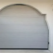 Portone sezionale Serrmetall modello rigato multidoga con finitura goffrata stucco ral 9006