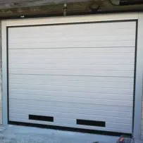 Portone sezionale Serrmetall modello rigato multidoga con finitura goffrata stucco ral 9006