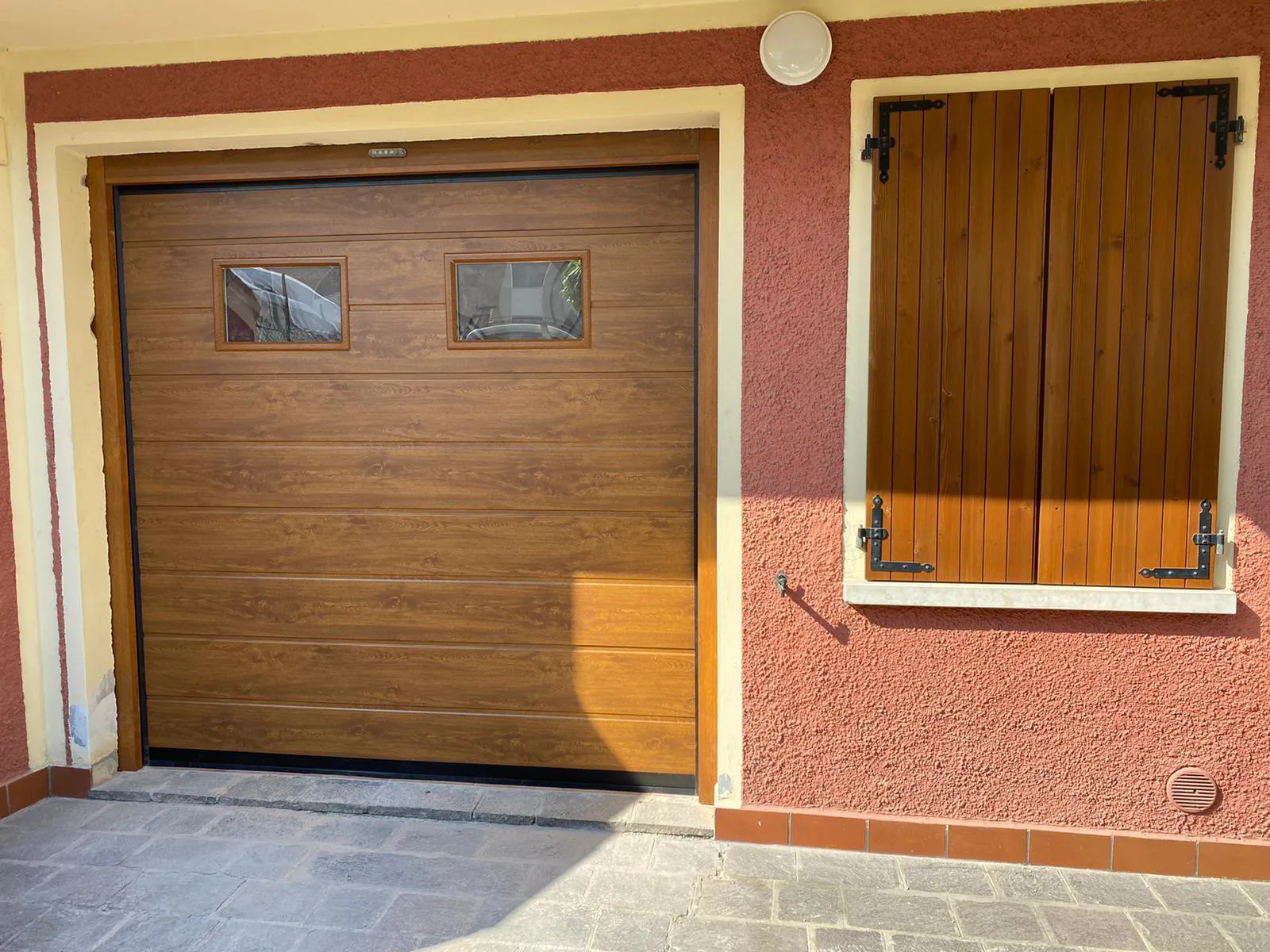 Porte sezionali finitura finto legno