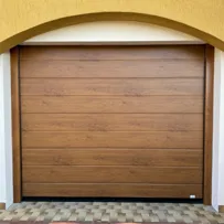Porta sezionale Serrmetall finitura finto legno noce con venature a vista