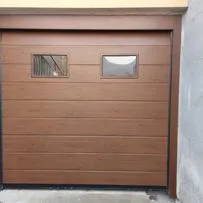 Porta sezionale Serrmetall finitura finto legno noce con venature a vista