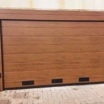 Porta sezionale Serrmetall finitura finto legno noce con venature a vista