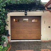 Porta sezionale Serrmetall finitura finto legno noce con venature a vista