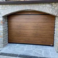 Porta sezionale Serrmetall finitura finto legno noce con venature a vista