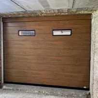 Porta sezionale Serrmetall finitura finto legno noce con venature a vista