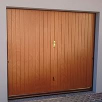 porta basculante rivestita in legno per garage
