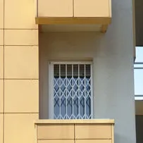 Cancello estensibile riducibile per protezione finestra residenziale Serrmetall.