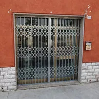 Cancello estensibile riducibile per protezione negozio Serrmetall.