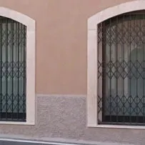 Cancello estensibile riducibile per protezione finestra residenziale Serrmetall.