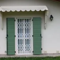 Cancello estensibile riducibile inferriata per protezione finestra residenziale Serrmetall.