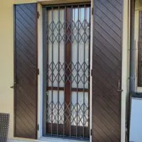 Cancello estensibile riducibile per protezione finestra residenziale Serrmetall.