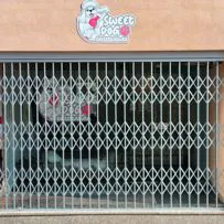 Cancello estensibile riducibile per protezione vetrina negozio commerciale Serrmetall.