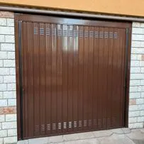 Produzione di porte basculanti zincate a Brescia. Serrmetall offre soluzioni robuste, sicure e su misura per ogni garage. Qualità artigianale e prezzi competitivi. Contattaci!