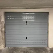Produzione di porte basculanti zincate a Brescia. Serrmetall offre soluzioni robuste, sicure e su misura per ogni garage. Qualità artigianale e prezzi competitivi. Contattaci!