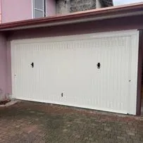 Produzione di porte basculanti zincate a Brescia. Serrmetall offre soluzioni robuste, sicure e su misura per ogni garage. Qualità artigianale e prezzi competitivi. Contattaci!