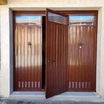 Produzione di porte basculanti zincate a Brescia. Serrmetall offre soluzioni robuste, sicure e su misura per ogni garage. Qualità artigianale e prezzi competitivi. Contattaci!