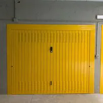 Produzione di porte basculanti zincate a Brescia. Serrmetall offre soluzioni robuste, sicure e su misura per ogni garage. Qualità artigianale e prezzi competitivi. Contattaci!