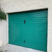 Produzione di porte basculanti zincate a Brescia. Serrmetall offre soluzioni robuste, sicure e su misura per ogni garage. Qualità artigianale e prezzi competitivi. Contattaci!