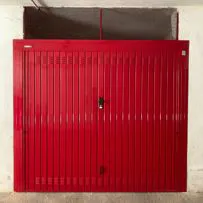 Produzione di porte basculanti zincate a Brescia. Serrmetall offre soluzioni robuste, sicure e su misura per ogni garage. Qualità artigianale e prezzi competitivi. Contattaci!