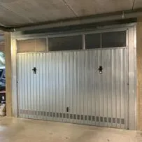 Produzione di porte basculanti zincate a Brescia. Serrmetall offre soluzioni robuste, sicure e su misura per ogni garage. Qualità artigianale e prezzi competitivi. Contattaci!