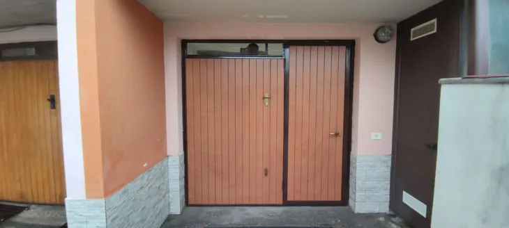 Porte basculanti rivestite in legno