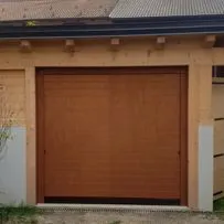 Porta basculante con pannelli in legno pantografato e struttura in acciaio - Serrmetall.