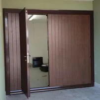 Porta basculante con pannelli in legno pantografato e struttura in acciaio - Serrmetall.