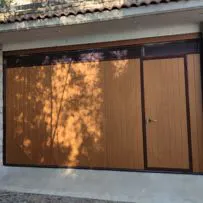 Porta basculante con pannelli in legno pantografato e struttura in acciaio - Serrmetall.