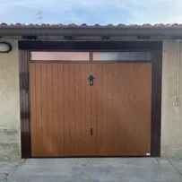 Porta basculante con pannelli in legno pantografato e struttura in acciaio - Serrmetall.