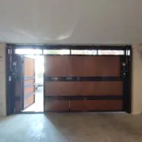 Porta basculante con pannelli in legno pantografato e struttura in acciaio - Serrmetall.