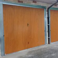 Porta basculante con pannelli in legno pantografato e struttura in acciaio - Serrmetall.