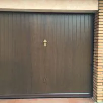 Porta basculante con pannelli in legno pantografato e struttura in acciaio - Serrmetall.