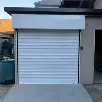 Serranda avvolgibile cieca in acciaio zincato per la sicurezza di garage e negozi - Serrmetall.
