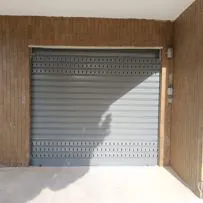 Serranda avvolgibile cieca in acciaio zincato per la sicurezza di garage e negozi - Serrmetall.