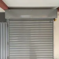 Serranda avvolgibile cieca in acciaio zincato per la sicurezza di garage e negozi - Serrmetall.