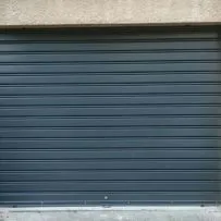 Serranda avvolgibile cieca in acciaio zincato per la sicurezza di garage e negozi - Serrmetall.