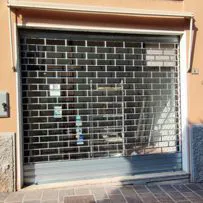 Serranda avvolgibile a maglia tubolare passo 120 per vetrina negozio Serrmetall Brescia.