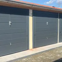 Porta basculante per garage realizzata in pannelli sandwich schiumati, finitura liscia di colore grigio
