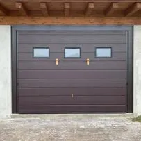 Porta basculante per garage realizzata in pannelli sandwich schiumati di colore 8019