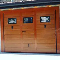 Porta basculante per garage realizzata in pannelli sandwich schiumati, finitura liscia effetto legno
